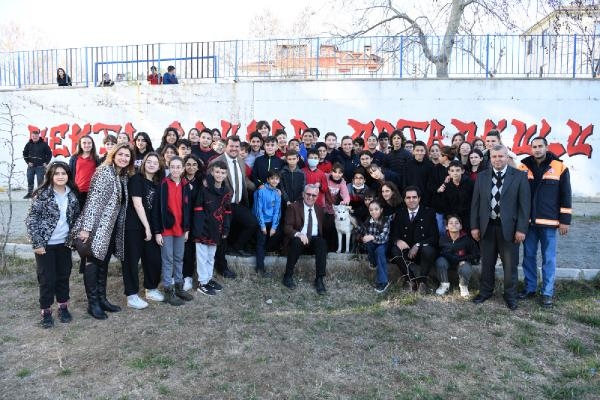 Öğrenciler sahiplendikleri 'Köpük' adlı köpeğin ismini sandıkta oylamayla belirledi