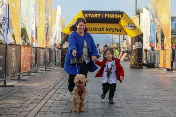 'Pati Run'da köpekleriyle koştular