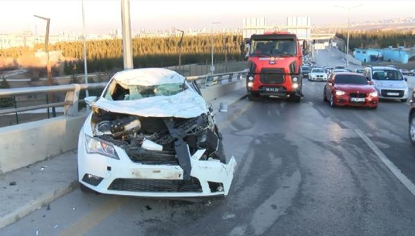 Ankara'da kontrolden çıkan otomobil, karşı yola uçtu: 3 yaralı