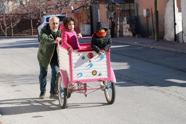 Çocuklarına hem annelik hem babalık yapıyor