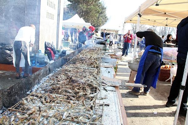 Düzce'deki festivalde 4 ton hamsi dağıtıldı