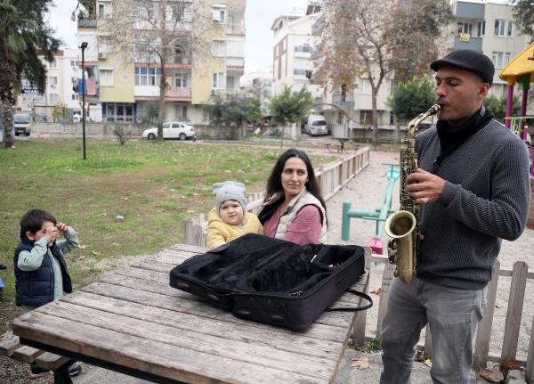 'Ekmek teknesi' çalınan Abbas'a yeni saksafon