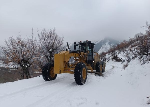 Elazığ'da kardan kapanan 115 köy yolu açıldı