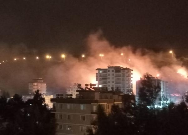 Hatay'da yerleşim yerine yakın bölgede makilik yangını