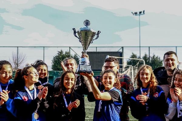 İstanbul Gençlik Oyunları’nda şampiyonlar kupalarına kavuştu