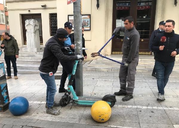 Kadıköy’de kaldırımları işgal eden skuterlar toplanmaya başladı