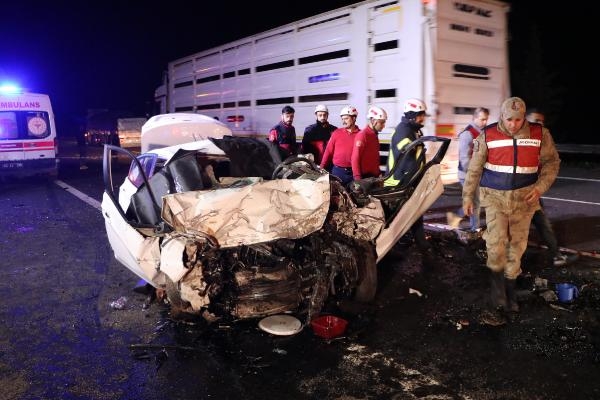 Otoyolda 'U' dönüşü yapan çekiciye otomobil çarptı: 4 ölü