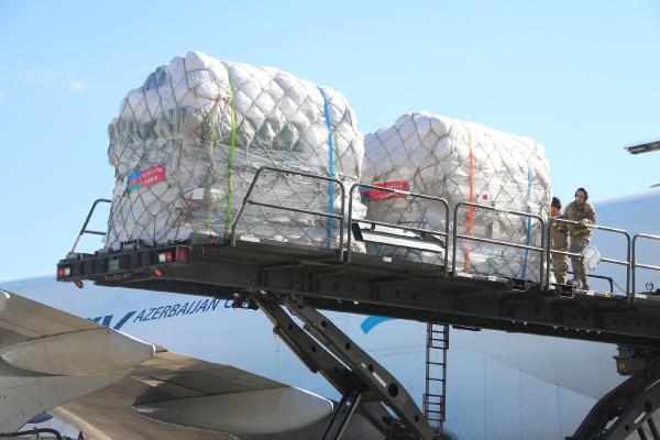 105 ton yardım malzemesi taşıyan Azerbaycan uçağı, Adana'ya iniş yaptı