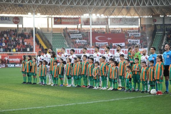 Alanyaspor ile Galatasaray, depremzedeler için sahaya çıktı