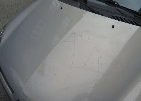 Ataşehir'de park halindeki otomobili çizerek 'öl' yazdılar