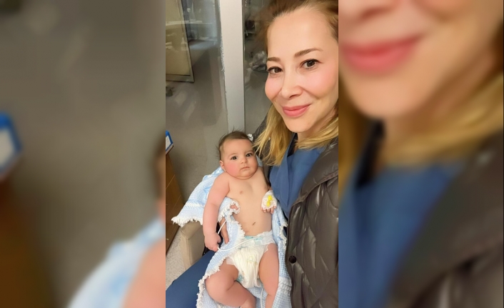 Azra bebek, 30 saat sonra annesi ve ablası ile enkazdan kurtarıldı