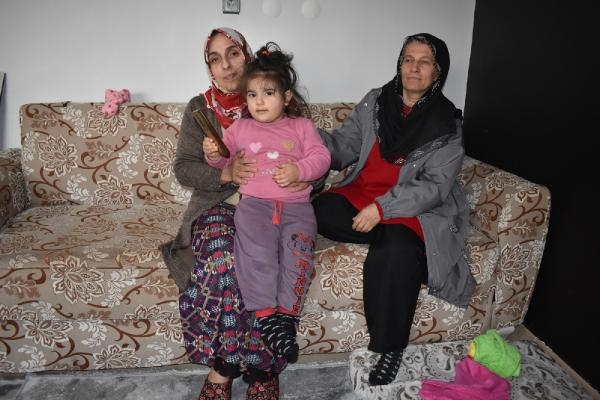Batman'da muhtar Fatma, 16 depremzede aileyi mahalledeki evlere yerleştirdi