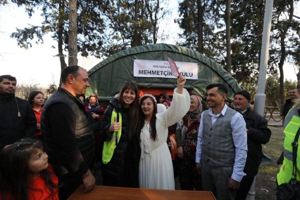 Depremden sonra ilk nikah; Kahramanmaraşlı çifti çadırkentte evlendi