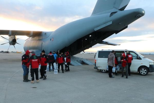 Depremzedelere gelen yardım malzemeleri İncirlik Havva Üs Komutanlığı’na iniyor