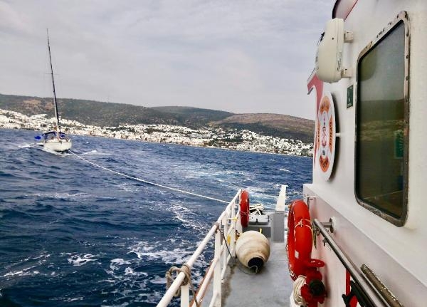 Fırtınada sürüklenen tekneyi KEGM ekipleri kurtardı