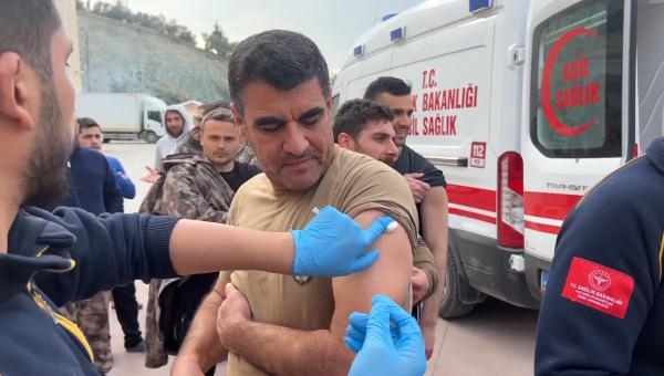 Hatay'da depremzedelere tetanos aşısı
