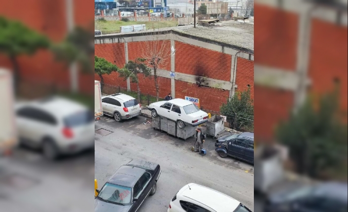 İş yerinin önünü kapatan otomobili çöpe attılar