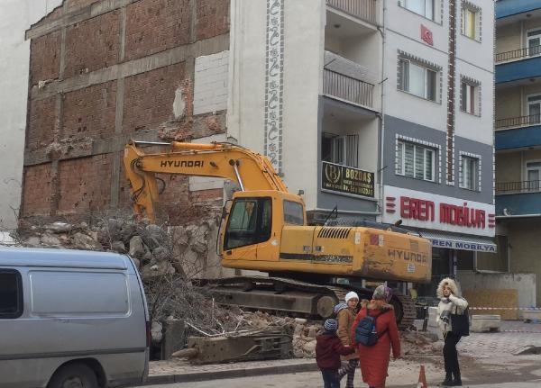 Kentsel dönüşüm çalışmasında evinin duvarı yıkıldı, ölümden döndü