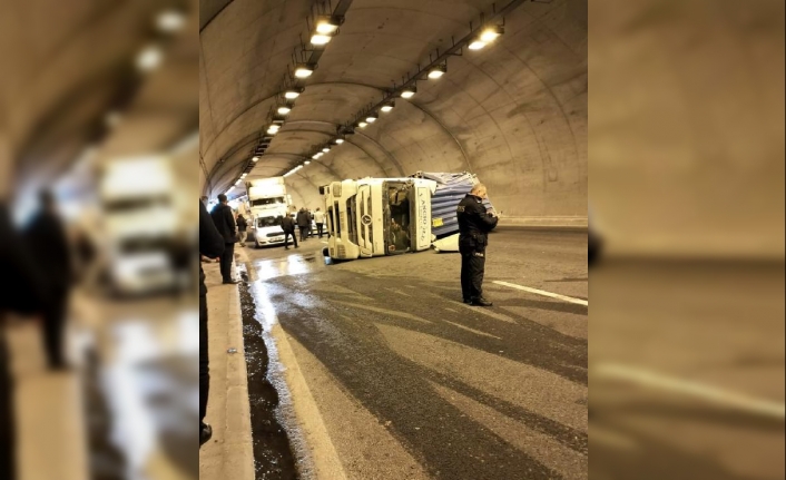 Niğde'de tünelde TIR devrildi