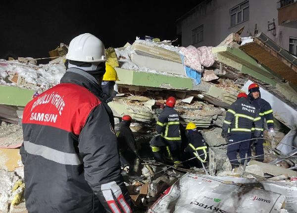 Stajyer itfaiyeciler, deprem bölgesine gönüllü gidip, enkaz çalışmalarına katıldı