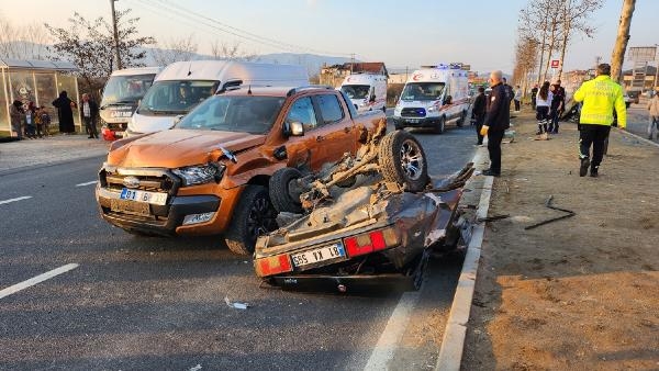 Sürücüsünün makas attığı otomobil, kamyonet ile refüje çarpıp ikiye bölündü