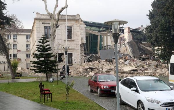 Tarihi Hatay Valilik binasının bir bölümü, 6.4’lük depremde çöktü