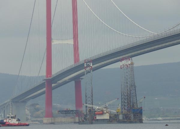 120 metrelik platform, 67 metreye indirilerek Çanakkale Köprüsü altından geçirildi