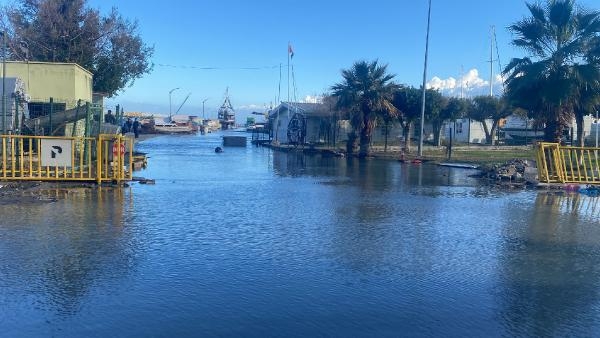 Deniz seviyesinin yükseldiği İskenderun'da balıkçı barınağı su altında