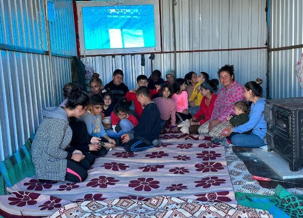 Depremzede 9 aile bir araya gelerek birikimleri olan tüm altınları bozdurup konteyner ev aldı 