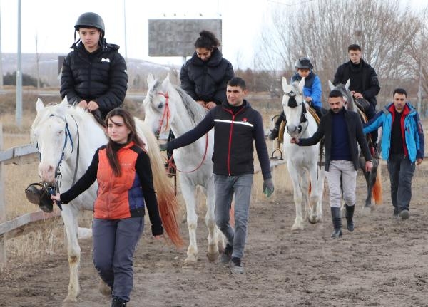 Depremzede ailelere atlı terapi