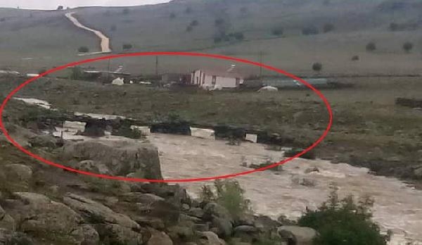 Diyarbakır'da sağanak; dere taştı, derme çatma köprü yıkıldı