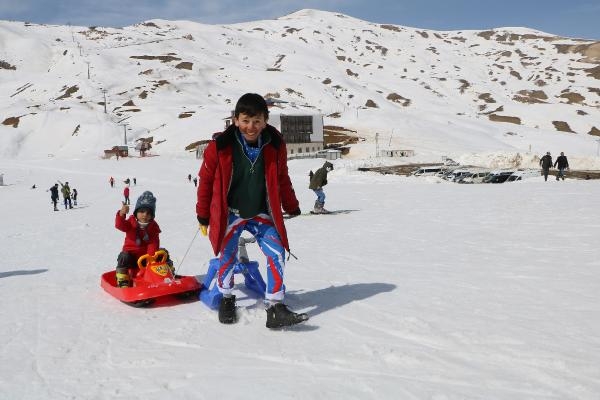 Hakkari'de depremzede çocuklar kayak yaptı