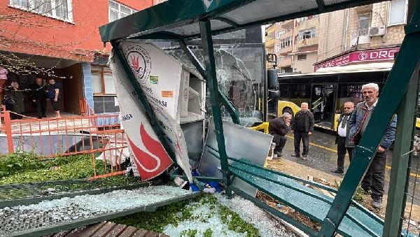 Kağıthane'de halk otobüsü durağa çarptı