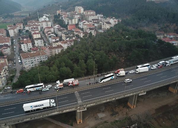 TEM'de 23 araç birbirine girdi; İstanbul yönü kapandı (2)- Yeniden