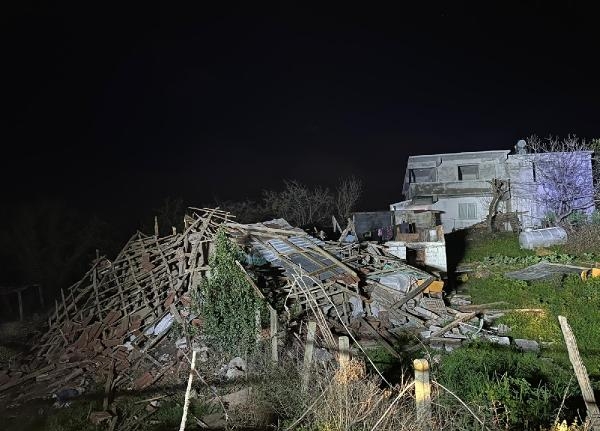 Akçakoca'da tek katlı ahşap ev çöktü, enkaz altında kalan yaşlı kadın kurtarıldı