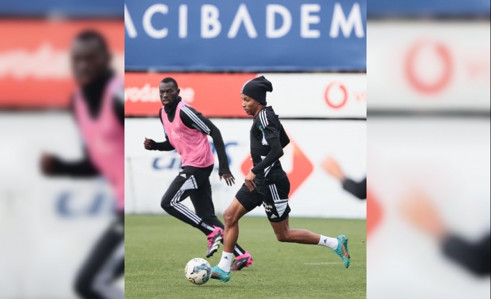 Beşiktaş’ta başkan Ahmet Nur Çebi antrenmanı takip etti