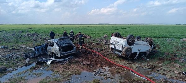 Diyarbakır'da sürücüleri yarışan hafif ticari araç ile otomobil çarpıştı: 5 yaralı