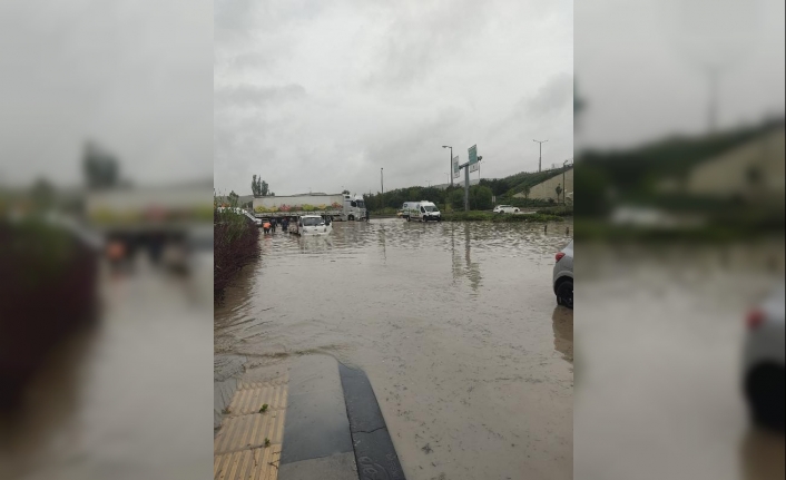 Ankara'da sağanak etkili oldu; yollar göle döndü