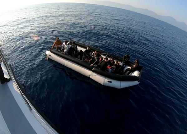 Kuşadası açıklarında geri itilen 26 kaçak göçmen kurtarıldı