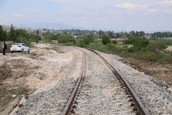 Selde çöken tren hattında onarım çalışması devam ediyor