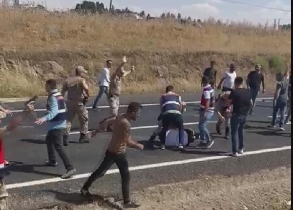 Yolu trafiğe kapattı, linç edilmekten jandarma kurtardı