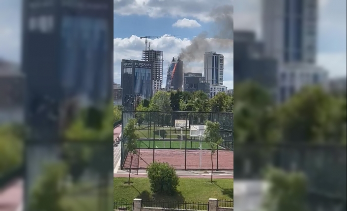 Ataşehir'de iş merkezinin dış cephesi yanıyor - 1
