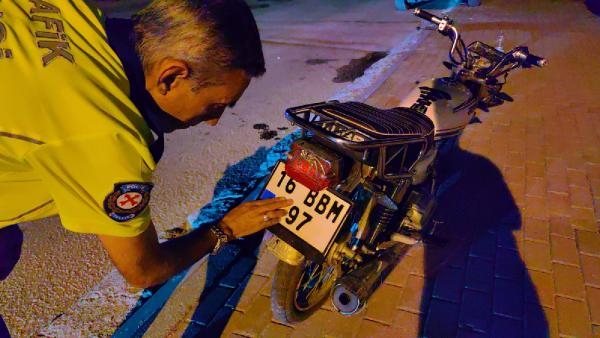 Ehliyetsiz sürücü plakasını kapattığı motosikletle kazada yaptı: 1 yaralı