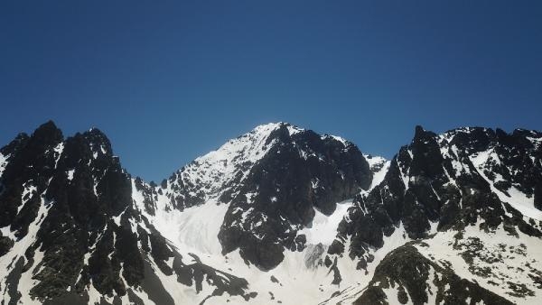 Kaçkar Dağları'nda buzul tırmanışında düşen dağcı için kurtarma çalışması