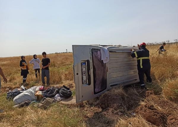 Mardin'de lastiği patlayan hafif ticari araç devrildi: 3 yaralı