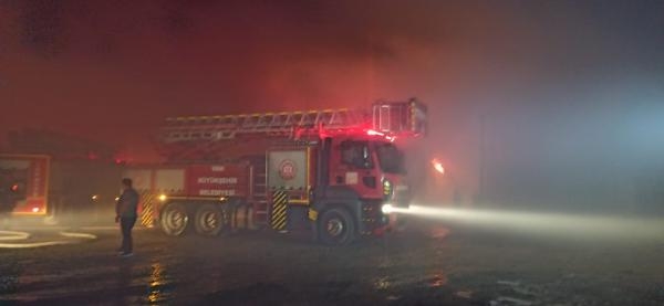 Van'da Samancılar Sitesi'nde çıkan yangın korkuttu