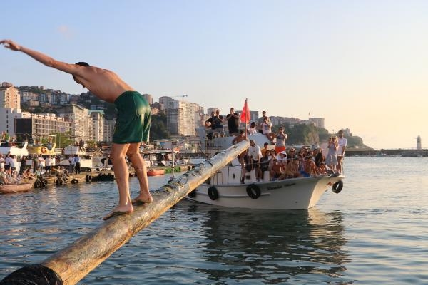 Yağlı direk yarışmasını kazanana 5 bin lira ödül