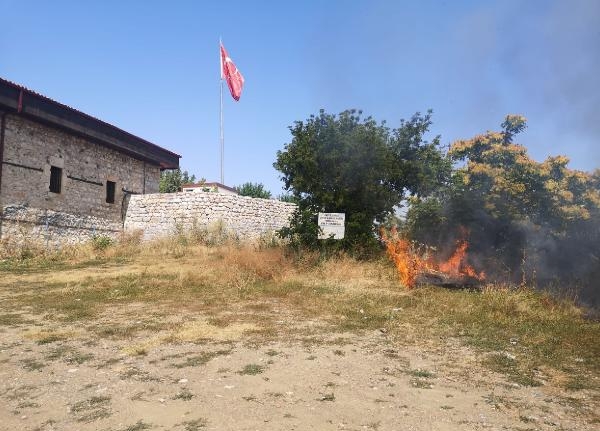 Zile Kalesi'nin eteklerinde yangın