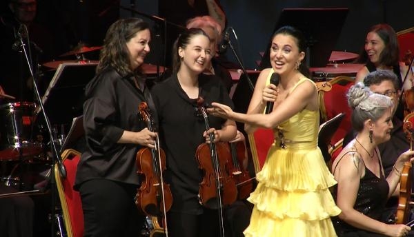 Keman sanatçısının en özel konseri; orkestra üyeleri hastalanınca 16 yaşındaki kızıyla sahne aldı
