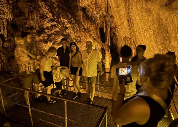 Turistler, Dim Mağarası’nda serinliyor